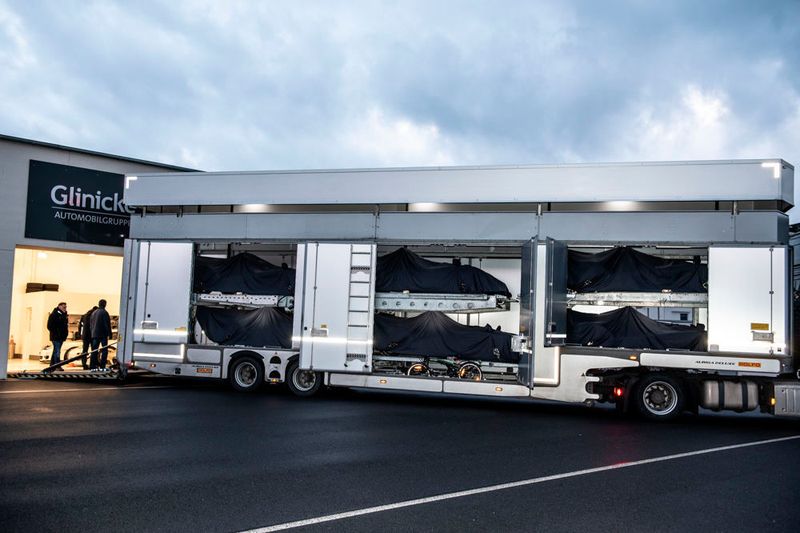 Die ersten Radical-Modelle werden zum Glinicke-Hangar am Bilster Berg geliefert. (Glinicke)