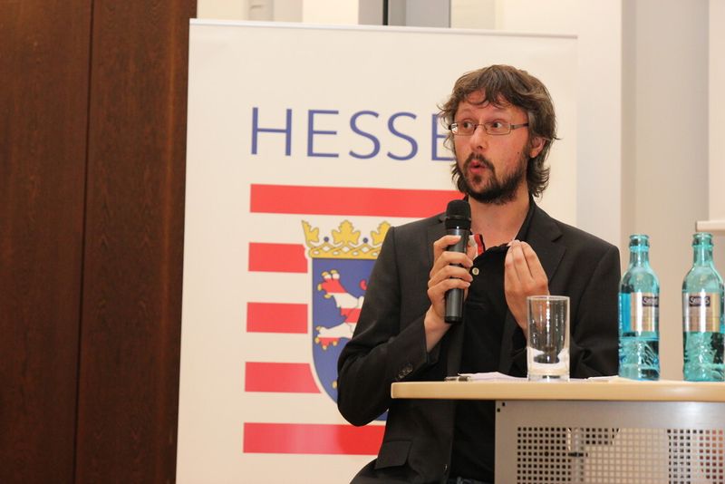 „Kleine Systeme beherrschen wir. Aber bei großen, komplexen Systemen ist neben Safety auch auf Cyber Security zu fokussieren“, Prof. Dr.-Ing. Matthias Hollick, Technische Universität Darmstadt und Center for Advanced Security Research Darmstadt (CASED), Fachgebietsleiter Sichere Mobile Netze (SEEMOO). (Bild: Reinhardt)