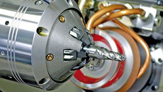 Eine dreifache Prismenspannung sorgt dafür, dass das Spannfutter sämtliche Schaftdurchmesser zwischen 5 und 20 mm hochpräzise und sicher spannt. Jede der fünf Spannbacken wird dabei von einem erodierten Doppelprisma sehr genau geführt. Bild: Schunk (Archiv: Vogel Business Media)