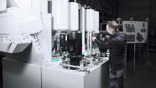 Mitarbeiter der Lehmann-UMT GmbH bei der Installation der Filterdome. (Bild: Lehmann-UMT)