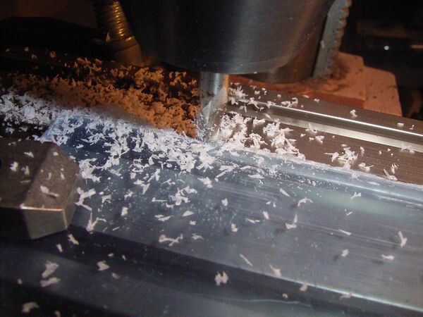Bild 10: Schluss mit Spänen und Staub, die bei den zerspanenden Graviermethoden entstehen und meist aufwändig entfernt werden müssen. Außerdem gefährden sie die Oberflächequalität des Werkstückes. (Bild: Eurolaser)