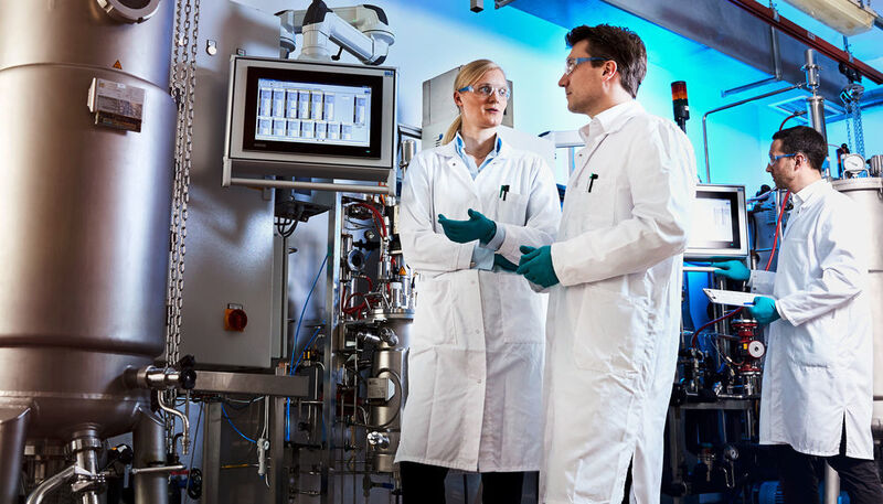 Production of bio-based aniline: The process works on a small scale. Project manager Dr. Gernot Jäger (center) is working with his team (Dr. Swantje Behnken, left, Dr. Wolf Kloeckner, right) to test it in larger-scale facilities.  (Covestro AG)
