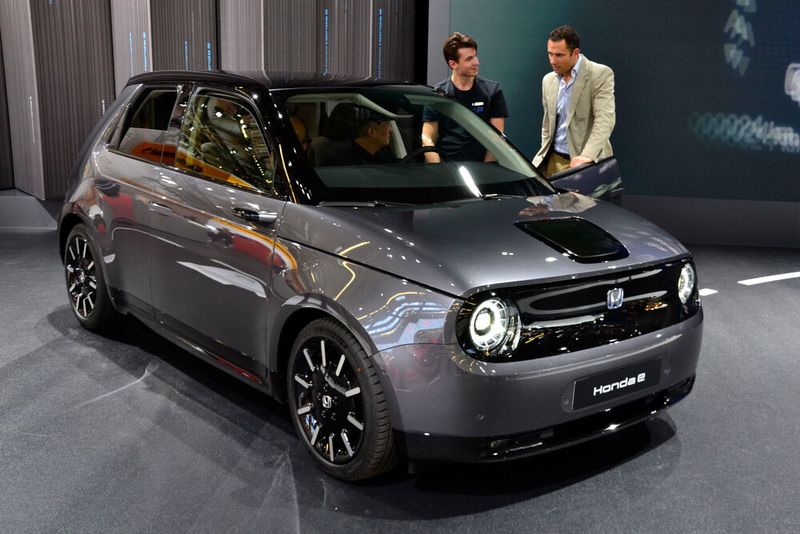 Auch im gediegenen Grau macht der Honda e eine gute Figur. (Bild: Mauritz/»kfz-betrieb«)