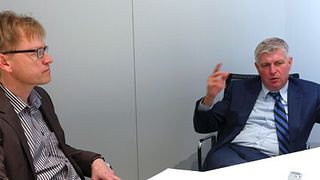 Porsche-Entwicklungschef Wolfgang Hatz (r.) im Interview mit »Automobil Industrie«-Chefredakteur Claus-Peter Köth auf dem Genfer Automobilsalon 2015. (Christian Otto)