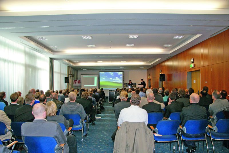 Vor dem Publikum in Düsseldorf/Neuss gaben die Keynote-Speaker ein Live-Hacking zum Besten. (IT-BUSINESS Akademie)