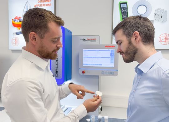 Trotz unterschiedlicher Kunststoffe und einer komplexen Bauteil-Geometrie gelang es Herrmann Ultraschall, ein sicheres und zuverlässiges Fügeverfahren für das neue CGM von Gluco Modicum zu entwickeln.(Bild:  Herrmann Ultraschall)