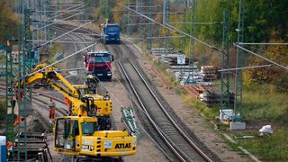 In den kommenden Jahren werden zentrale Bahnstrecken für die Sanierung teils monatelang gesperrt. (Bild: Deutsche Bahn)