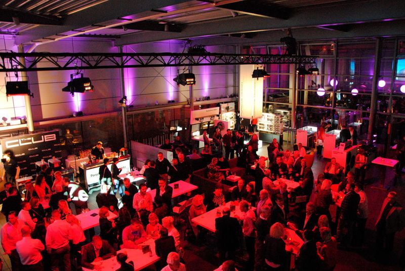 Rund 800 Gäste waren der Einladung von Geschäftsleiter Tomas Schenker gefolgt. (Uhl/»kfz-betrieb«)