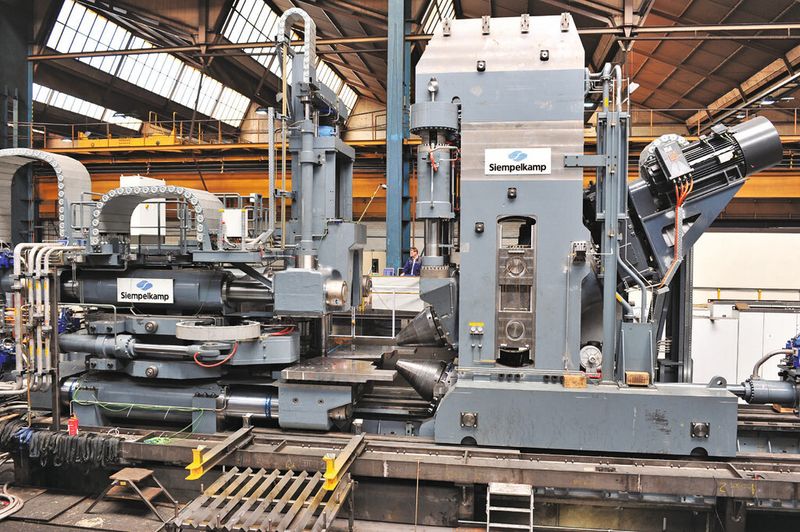 Die beiden schräg gestellten Axialwalzen werden von jeweils einem 630-kW-Motor von Siemens angetrieben, der die Drehbewegung über ein Flachgetriebe auf den Konus überträgt. (Bild: Siempelkamp)