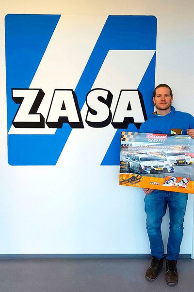 Auch Thomas Terner von der Zasa Elektro GmbH freut sich über die gewonnene Carrera-Bahn. (Bild: Phoenix Contact)