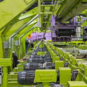 Mit dem neuen Kühlbett im Walzwerk Siegen erreichen die Deutschen Edelstahlwerke, Tochter der Schweizer Schmolz+Bickenbach AG, eine bessere Geradheit am Stabstahl, die den Aufwand in der Adjustage vor dem Umformen reduziert.(Bild:  Deutsche Edelstahlwerke/Hendrik Grzebatzki)