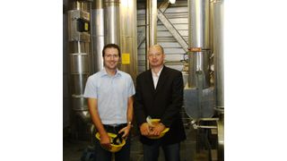 Marcus Weber (links), Produktionsingenieur bei Xentrys, und HTT-Vertriebsleiter Thomas Stieber im Herzen der Polyamid-6-Produktion in Leuna. (Bild: HTT)