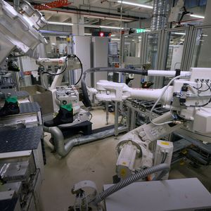 Fünf ABB-Roboter übernehmen Schlüsselprozesse wie Rauen, Trennmittelauftrag und Handling im innovativen Direktbesohlungsverfahren. (Bild:  ABB Robotics)