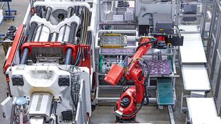 Zukunft gesichert! LKH in Heiligenroth kann sich über einen millionenschweren Auftrag in Sachen Luftfederkomponenten für einen nicht näher genannten Premium-Automobilhersteller freuen. Hier der Blick in die Kunststoffverarbeitung von LKH. (M. Koch / LKH)