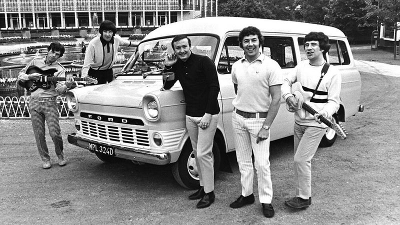 Auch als Tourbus wurde der Ford Transit genutzt. Hier mit der Band „The Tremeloes“. (Bild: Ford UK)