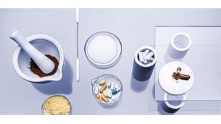 Abb.1: Fließverhalten von Pulvern und Auflösegeschwindigkeit von Tabletten lassen sich über Dichtemessungen charakterisieren. Wie das gelingt, lesen Sie hier. (Bild: Anton Paar GmbH)