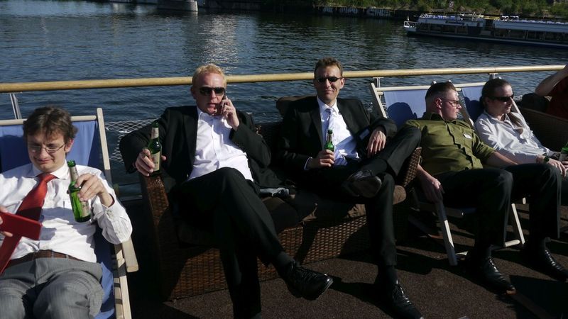 (v.l.) Bert Mittelstedt (Ferrari Electronic), Manfred Braun (Fujitsu), Robert Schneider (Leadmanager Ferrari Electronic), René Nickel (Komsa) und Andreas Fechner entspannen bei der Rundfahrt auf der Spree. (Bild: Ferrari Electronic)