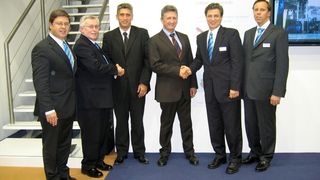 Vertragsunterzeichnung auf der K2007 (v.l.n.r.): Hans-Georg Meyer (Krauss-Maffei Berstorff), Manfred Reichel (Krauss-Maffei), William Etaix (Michelin), Daniel May (Vize President Michelin), Dr. Dietmar Straub (CEO Krauss-Maffei), Uwe Wagner (Krauss-Maffei Berstorff). (Archiv: Vogel Business Media)