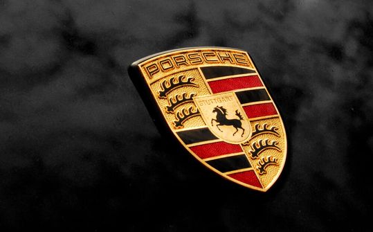 Die Lage des Stuttgarter Sportwagenbauers Porsche ist leicht schräg geworden. Vor Kurzem hat man nun die neuesten Zahlen vorgelegt und die Pläne für die Zukunft. Es wird auch harte Personalkonsequenzen mit sich bringen, wie die dpa erfahren hat.(Bild:  Porsche)