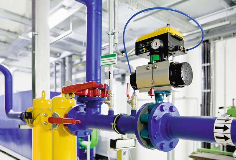 Bild 3: Ein Druckluft- Haltesystem sorgt unter anderem dafür, dass beim Anfahren der Druckluftstation kein schädigendes Wasser ins Netz geraten kann. (Bild: Kaeser)