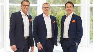 Kübler schließt das erste Quartal erfolgreich ab: Die Brüder und Firmeneigner Lothar (links) und Gebhard Kübler (rechts), in der Mitte Vertriebsgeschäftsführer Martin Huth  (Kübler)
