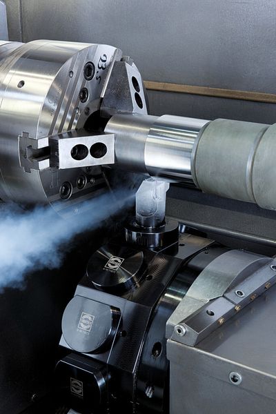 Auch beim Fertigdrehen gehärteter Stahlwellen erhöhte die Stickstoffkühlung die Produktivität: Die Vorschubgeschwindigkeit war um 50 % höher als bei konventioneller Kühlung. (Bild: MAG)