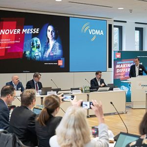 Dr. Jochen Köckler, Vorsitzender des Vorstands der Deutschen Messe AG, sagt: „Die Unternehmen aus den Bereichen Antriebs- und Fluidtechnik zählen mit ihrer hohen Innovationskraft traditionell zu den größten und nachhaltigsten Innovationstreibern auf der Hannover Messe.“(Bild:  VDMA/Deutsche Messe AG)