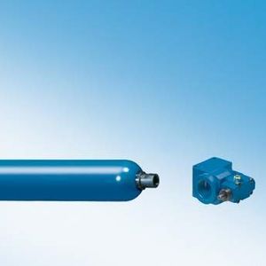 Bild 1 Systemkomponenten HRB parallel:  Axialkolbeneinheit A4VSO mit Getriebe, Druckspeicher, Speichersicherheitsventil, Ventilsteuerblock HIC, elektronisches Steuergerät.