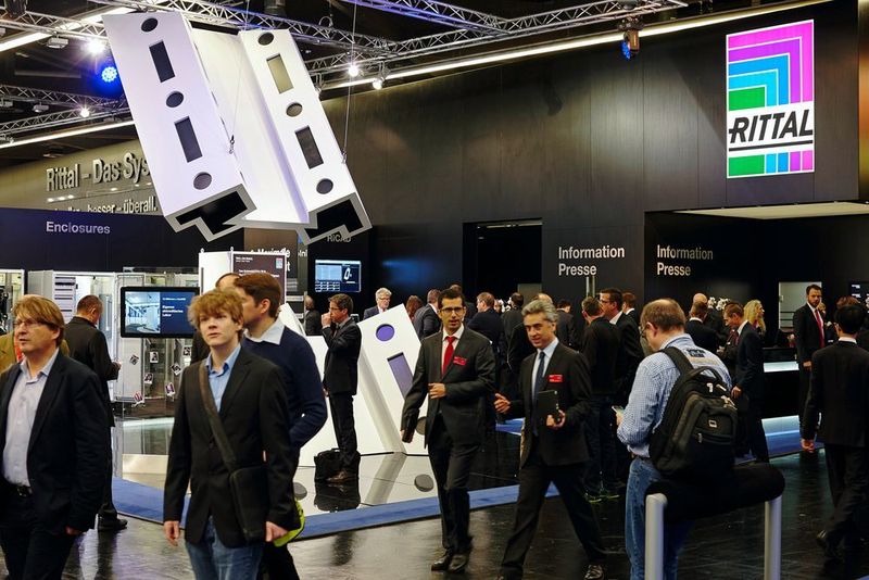 Auf der diesjährigen SPS IPC Drives gibt Rittal einen ganz neuen Einblick in die Wertschöpfungswelt des Steuerungs- und Schaltanlagenbaus. (Bild: Rittal)