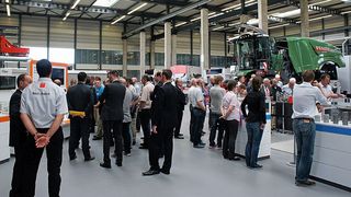 Rund 1000 Gäste aus über 30 verschiedenen Ländern verzeichnete die Inhouse-Messe von Bystronic, die am Hauptsitz in Niederönz stattgefunden hat. (Bild: Meister)