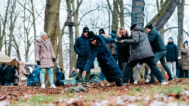 ... unter anderem Blasrohrschießen, Baumstammsägen, Bogenschießen und Axtwerfen.  (Bild: Weller)