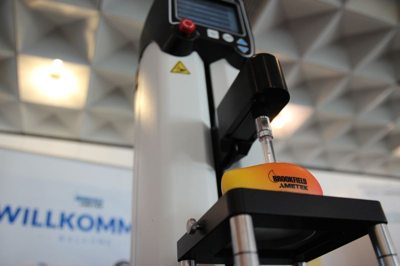 Am Texture Analyser von Ametek muss eine Kunststoff-Mango als Testobjekt herhalten.  Mehr Infos zu den kommenden LAB-SUPPLY-Messen finden Sie auf www.lab-supply.info.  (LABORPRAXIS, C. Lüttmann)