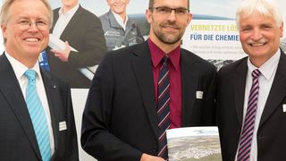 Die Umwelterklärung gibt Auskunft über die Umweltleistung der Unternehmen. Hier wurde Robert Müller (Mitte), Leiter der Abteilung Umweltschutz des Landratsamts Altötting, von Bernhard Langhammer (l.), Geschäftsleiter ISG, und Godehard Mayer (r.), Leiter Genehmigungsmanagement ISG, eines der ersten druckfrischen Exemplare der aktuellen Umwelterklärung überreicht. (Infraserv Gendorf)