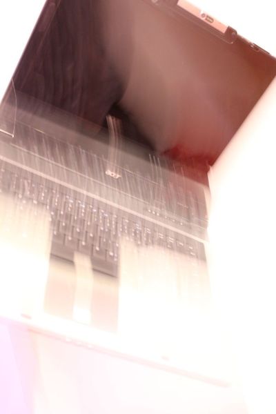 Brüderlich geteilt: Den Laptop der Eltern versehentlich fallen zu lassen ist wohl der Albtraum der meisten Töchter und Söhne. Wenn sich die Eltern jedoch zum „Tatzeitpunkt“ außer Landes befinden, hat man wenigstens genügend Zeit den Schaden zu beheben - im besten Fall natürlich unbemerkt. So passierte es einem jungen Mann, der gleich am Folgetag den Laptop schnappte und zu uns ins Labor brachte. Wir versprachen, ihm die geretteten Daten rechtzeitig vor der Rückkehr der Eltern übergeben zu können und er ging beruhigt nach Hause. Als der zuständige Techniker jedoch den Laptop öffnete, musste er feststellen, dass die Festplatte fehlte. Wir riefen den Kunden an und fragten nach. Offenbar hatte sein Bruder – ebenfalls in Angst vor dem elterlichen Zorn – den Datenträger am Vorabend ausgebaut und zu einem anderen Datenrettungsanbieter gebracht. Da dieser die Daten jedoch nicht retten konnte, kam die HDD letztendlich doch noch auf Umwegen bei uns im Labor an. Zwar waren die Eltern mittlerweile wieder daheim angekommen, konnten aber dank der von uns doch noch geretteten Daten besänftigt werden. (Attingo Datenrettung)