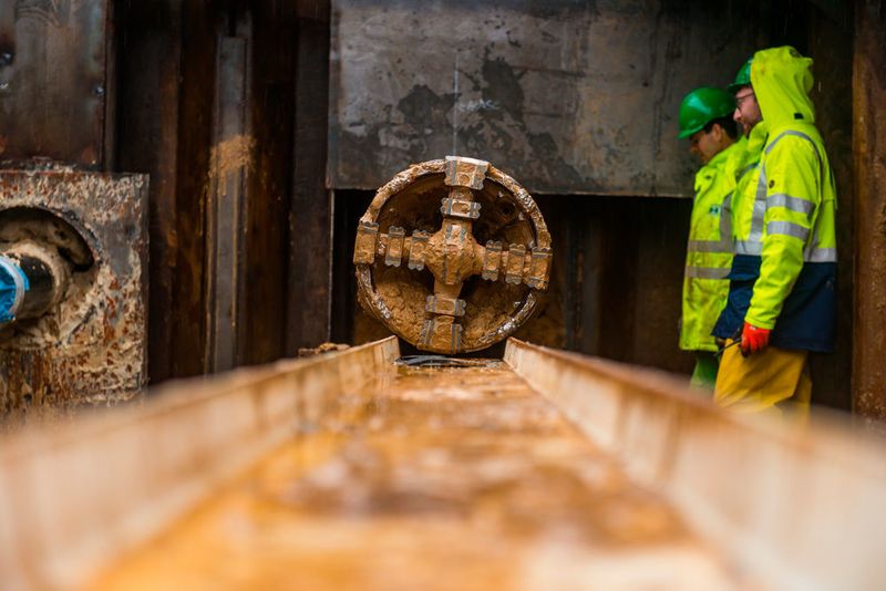 Bei den Pilotprojekten konnte das E-Power-Pipe-Verfahren mit Tagesbestleistungen von 184 m beim Vortrieb und 266 m während des Schutzrohreinzugs überzeugen. (Herrenknecht)