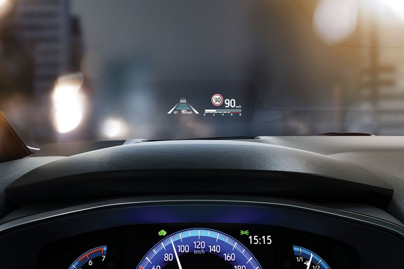Optional ist der Corolla mit einem farbigen Head-up-Display erhältlich. (Toyota)