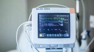 Obsoleszenzmanagement ist für alle entwickelnden Unternehmen ein wichtiger Faktor – in der Medizintechnikbranche sogar ein besonders entscheidender. Denn um zugelassen zu werden, muss ein Medizingerät, z. B. ein Patientenmonitorsystem, langwierige und umfangreiche Zertifizierungsprozesse durchlaufen. (Bild: © Brocreative - stock.adobe.com)