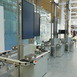 Smart Factory von Harting: Von der Feldebene mit RFID und Sensorik bis zum SAP-Backend-System arbeiten die Systeme übergreifend miteinander.