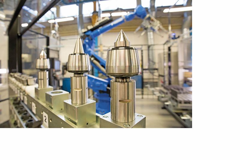 Ein externes Magazin hält die Reitstockspitzen für den Austausch bereit und versorgt die Okuma Multus U3000 mit 40 verschiedenen Werkzeugen. (Okuma)