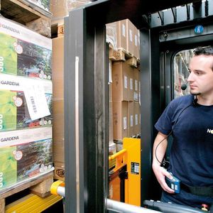 Bei der Optimierung der Lagerstrategien im Hause Noerpel wurden auch neue Techniken eingeführt, zum Beispiel Pick by Voice für bessere Kommissionierleistungen.Bild: Ehrhardt + Partner
