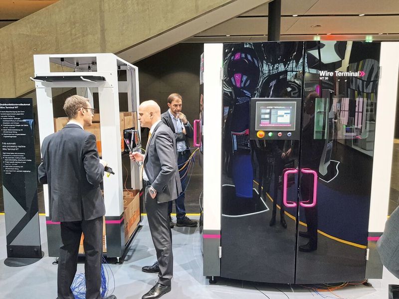 Das Wire Terminal WT von Rittal ist ein kompakter Drahtkonfektionierautomat, der die Drahtkonfektionierung um das 8-fache beschleunigen kann. (S.Häuslein/konstruktionspraxis)