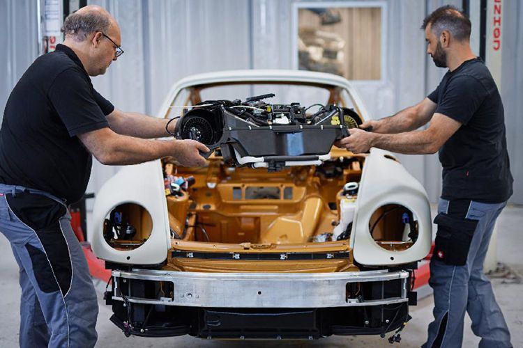 Noch eben die Klima-Einheit montiert bevor es... (Bild: Porsche)