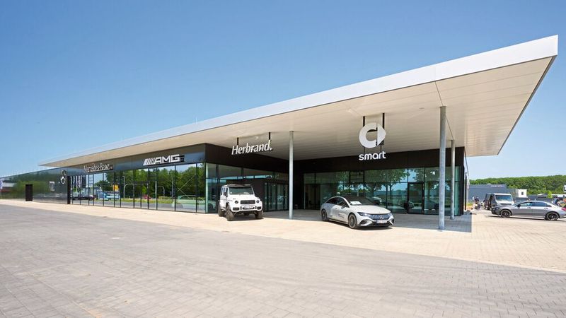 Die Herbrand-Gruppe hat im Sommer einen neuen Flaggschiff-Betrieb in Rhede eröffnet. Der Betrieb liegt auf einer Gesamtfläche von 20.000 Quadratmetern genau zwischen den Standorten Borken und Bocholt, die er ablöst. Borken wurde geschlossen, in Bocholt betreibt Herbrand weiter das Nutzfahrzeuggeschäft. (Bild: Herbrand)