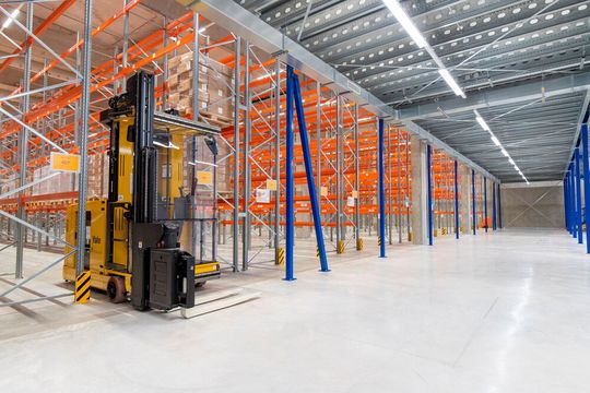 Med-X-Press kann im neuen Betäubungsmittellager nun auf 4.500 Palettenstellplätze zugreifen. Außerdem gelingt darin das 24/7-Temperaturmonitoring der Lagerware.(Bild:  Med-Tex-Press)