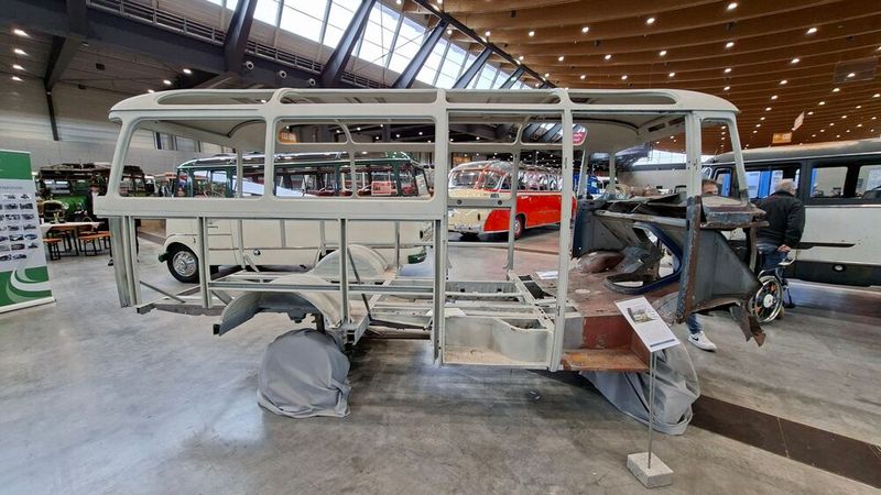 Beeindruckend, mit welch einem Aufwand so mancher einer nicht nur hochpreisige Pkw-Oldtimer restauriert, sondern auch ein „Nutztier“ von einst wieder im neuen Glanz erstrahlen lässt. (Bild: Dominsky –  »kfz-betrieb«)