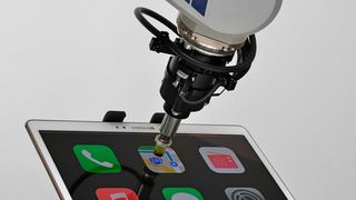 Das „Force-Feedback-Modul“ ist ein künstlicher Finger, der die haptische Rückmeldung von Touchpanels messen kann. (Battenberg)