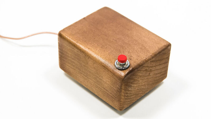Ein Nachbau der ersten „Mouse“ aus Holz, zwei Rädchen an der Unterseite griffen die Bewegung des Geräts ab. Douglas C. Engelbart hat die Entwicklung 1968 der Öffentlichkeit präsentiert.