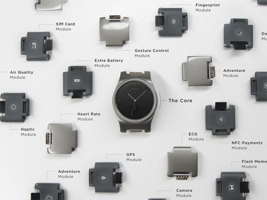 Bau Dir Deine Smartwatch, wie sie Dir gefällt: Das Besondere an der modularen Smartwatch Blocks von Phonebloks ist, dass die Grundfunktionen wie Bluethooth und Wifi-Konnektivität um weitere Module ergänzt werden können. Die Module stecken als einzelne Glieder im Armband und können beliebig ausgetauscht werden. Beispielsweise gibt es ein Modul, dass die Akkulaufzeit um 20% verlängert. Weitere Funktionen sind Puls- oder Temperaturmesser, GPS, NFC oder Telefonie. Auf Kickstarter wurde das Funding-Ziel in Höhe von 250.000 US-Dollar in weniger als einer Stunde erreicht. (Bild: Phonebloks)
