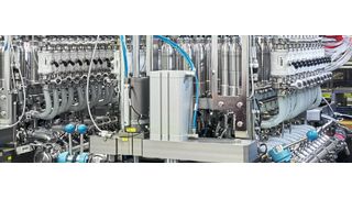 Die Servomotoren der Cyber Dynamic Line im Einsatz bei Dosieranwendungen von Flüssigkeiten für exakte und prozesssichere Kundenanforderungen – hier integriert in einer Produktformungsmaschine für Spülmittelpads. (Bild: Wittenstein)