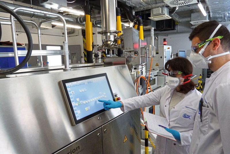 Im Forschungsprojekt erforscht das ZSW mit drei Industriepartnern die Herstellung von Elektroden ohne den Einsatz von toxischem NMP (N-Methyl-2-Pyrrolidon). (Bild: ZSW)